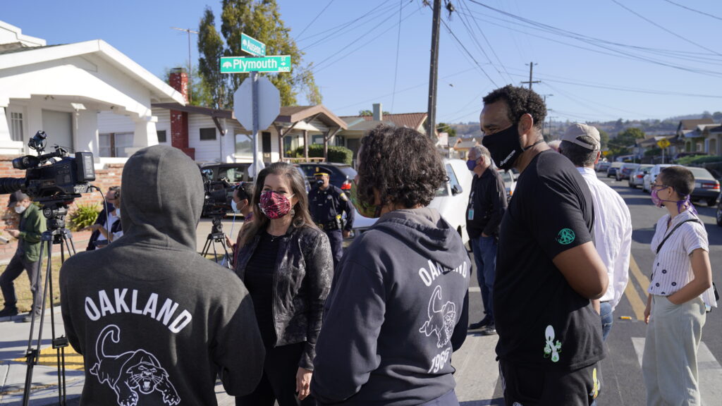 Image of Mayor Libby Schaaf listening to a group of residents.